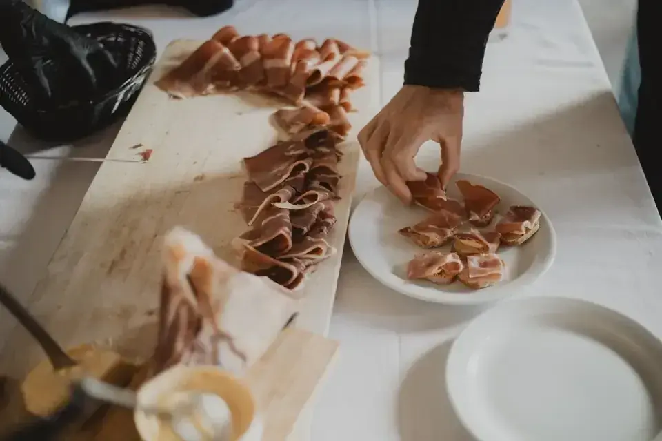 Charcuterie tranchée main
